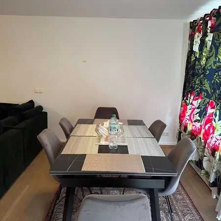Gepflegtes Einfamilien Haus דירה קולברמור